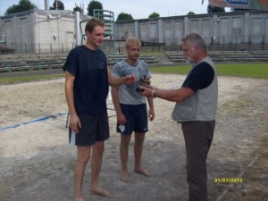 Gontarz_Mazur_Oleszyce Obraz przedstawiający Zawodnicy Czarnych Oleszyce najlepsi na turnieju siatkówki plażowej w Jarosławiu