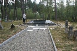 Obraz przedstawiający Pomnika jeszcze nie ma, ale już są wątpliwości