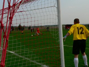 Obraz przedstawiający Nasi znowu przegrywają w klasie okręgowej.