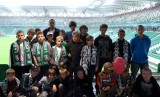 mos_lubaczow_legia Obraz przedstawiający Młodzi piłkarze z Lubaczowa na meczu Legia - Widzew