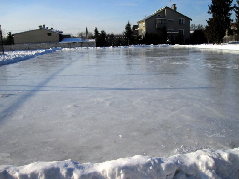 Obraz przedstawiający Dziś powstanie lodowisko w Lubaczowie, w Horyńcu jeżdżą od kilku dni