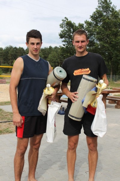 Obraz przedstawiający Siatkarze z Oleszyc na podium turnieju plażowego w Biłgoraju