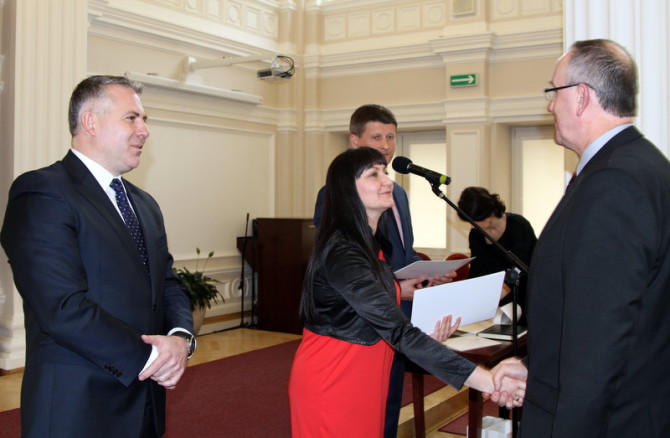 Burmistrz Narola Stanisław Woś odbiera promesę z rąk wojewody, fot. PUW