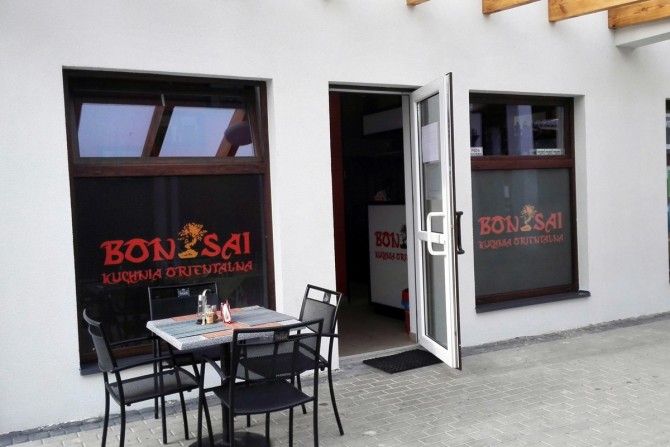 Restauracja Bonsai mieści się na nowym targowisku przy ulicy Handlowej w Lubaczowie.