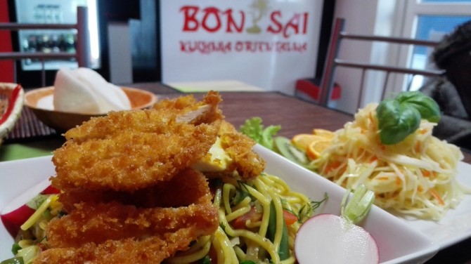 Makaron jajeczny smażony z kurczakiem i warzywami to jedno z najczęściej zamawianych dań.