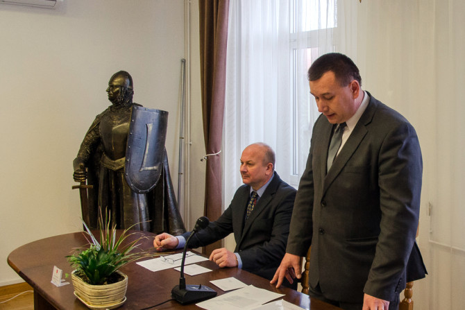 Lubacz w trakcie inauguracyjne sesji Rady Miejskiej był jeszcze w sali obrad. fot. Tomasz Mielnik.