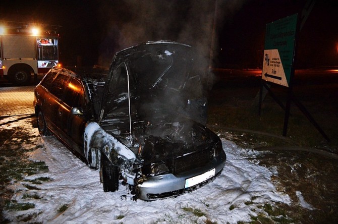 fot. Nieoficjalnie mówi się, że spalone auta należą do policjantów.