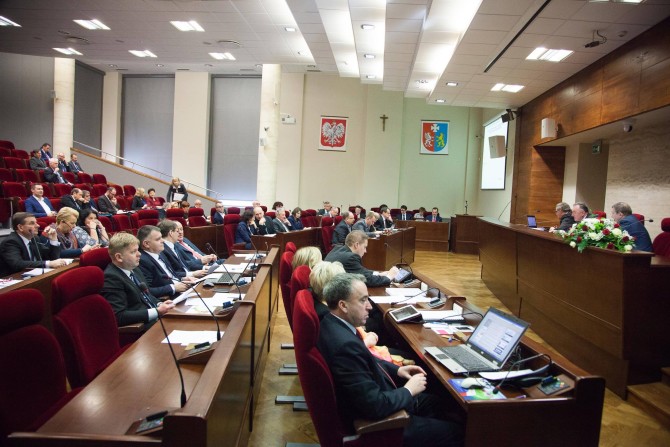 Radni wojewódzcy podczas debaty nad projektem budżetu.