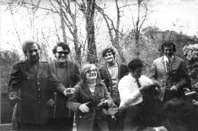 Fot. Gałganyw Prusiu, r. 1969. (zdjęcie ze zbiorów Z. Drewniaka). Od lewej: Stanisław Okrojek, Roman Dobrzański, Lucyna Pliś, Lucjan Chłopek, Stanisław Dutkiewicz i Zbigniew Drewniak.