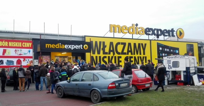 Fot. Tłumy na otwarciu elektromarketu Media Expert w Lubaczowie.