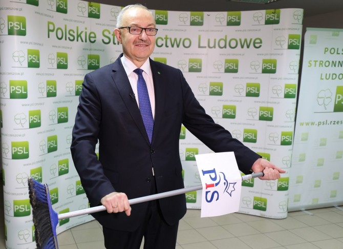 Fot. Mieczysław Kasprzak z symboliczną miotłą PiS.