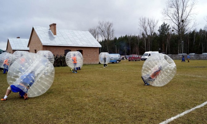 Fot. Zawody bumper ball są widowiskowe, ale od zawodników wymagają także sprawności fizycznej.