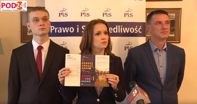 Anna Schmidt-Rodziewicz prezentuje ulotkę przygotowaną przez Prawo i Sprawiedliwość.