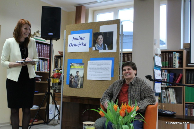 Fot. Janinę Ochojską w bibliotece przywitała dyrektor Katarzyna Pelc-Antonik.