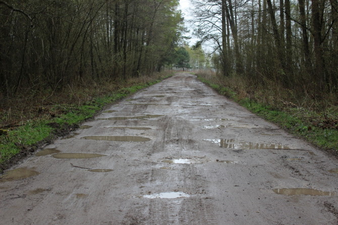 Fot. Każdego roku intensywne opady pogarszają stan dróg powiatowych. Tak wygląda droga powiatowa Podemszczyzna - Brusno.