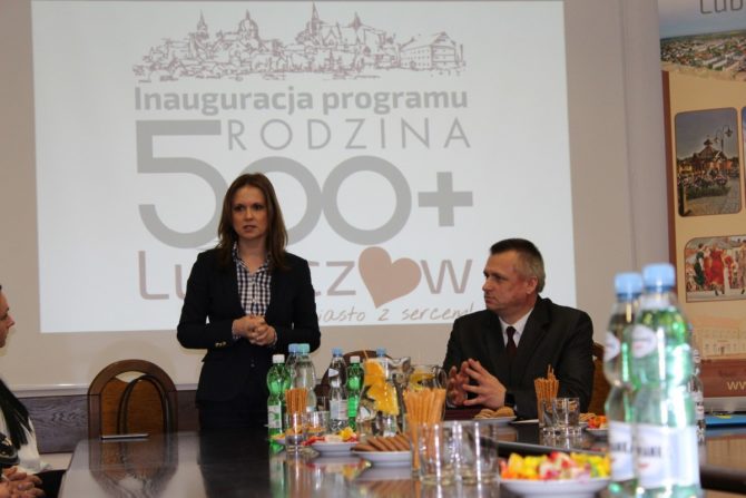 Fot. Posłanka Anna Schmidt-Rodziewicz i burmistrz Lubaczowa Krzysztof Szpyt podczas uroczystego wręczenia decyzji Programu „Rodzina 500 plus”.