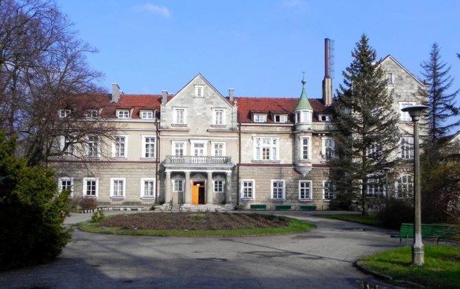 Fot. Sanatorium Bajka w Horyńcu-Zdroju, wikimedia.org