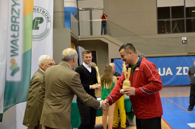 Tadeusz Maksymowicz z Nadleśnictwa Oleszyce odbiera pamiątkowy puchar, fot. facebook.com/aquawch