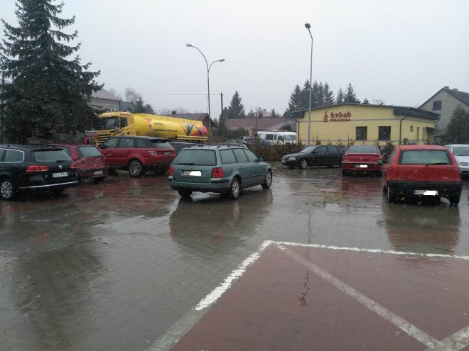 Obraz przedstawiający Mistrzowie parkowania: Pod Biedronką bez zmian