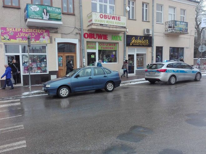 Obraz przedstawiający Mistrzowie parkowania: Przedświąteczny szał zakupów? Policjanci nie odpuścili!