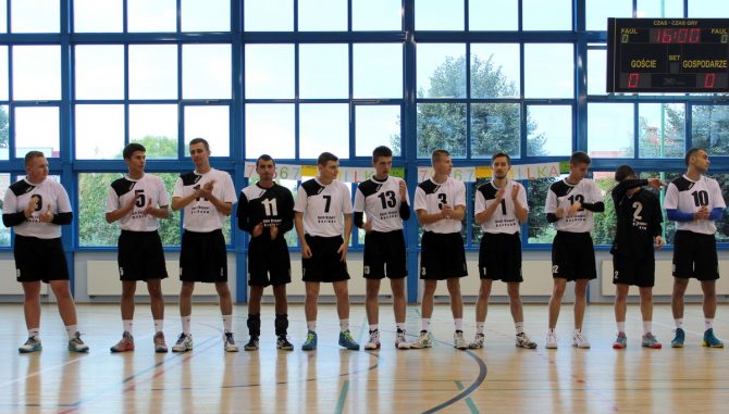 Obraz przedstawiający IV liga siatkówki: AS Procadia bez punktów w starciu z Rozbórzem Długim