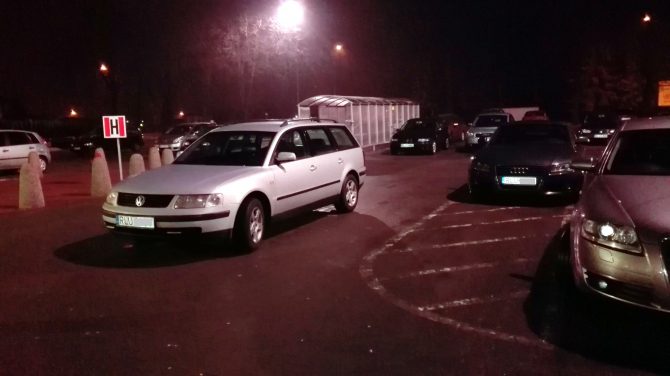 Obraz przedstawiający Mistrzowie parkowania: Klasyk spod Tesco nie widzi wolnych miejsc