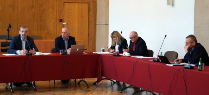 Obraz przedstawiający Radio Rzeszów: Nauczyciele zapowiadają protest