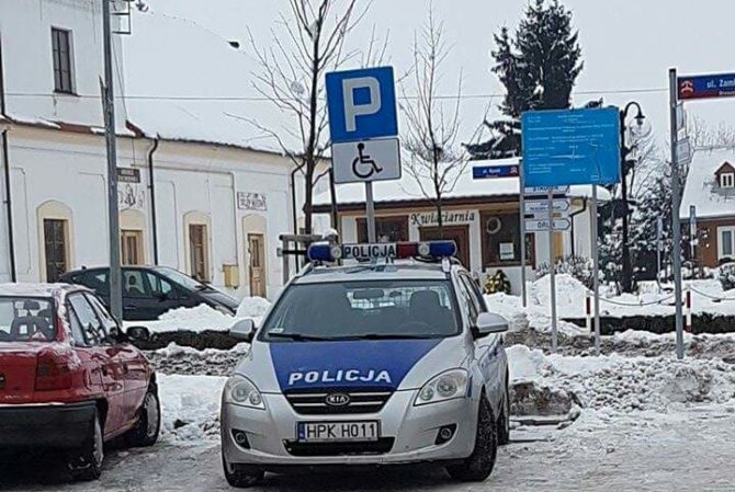 Obraz przedstawiający Mistrzowie parkowania: Policyjny radiowóz na miejscu dla niepełnosprawnych