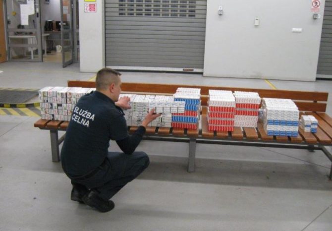 Obraz przedstawiający Budomierz: Przemytniczy zbiornik paliwa w BMW, a w nim papierosy