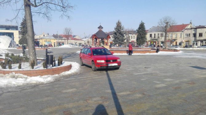 Obraz przedstawiający Mistrzowie parkowania: Kierowca passata pomylił Rynek z parkingiem