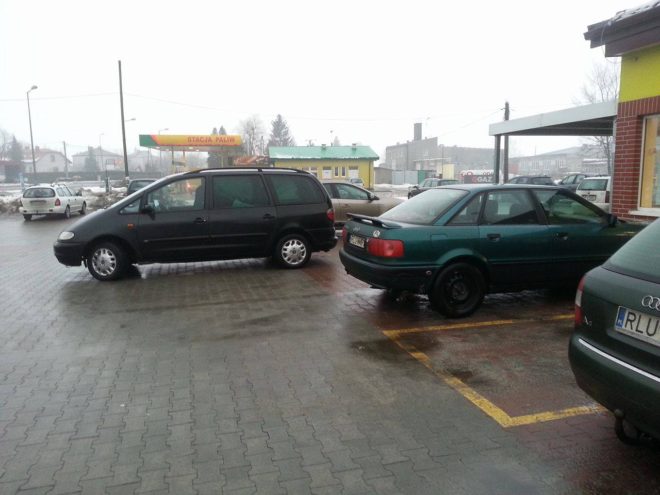 Obraz przedstawiający Mistrzów parkowania spotkasz także w Cieszanowie