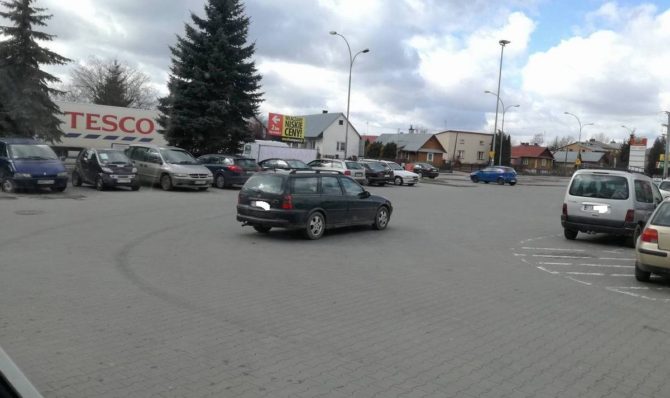 Obraz przedstawiający Mistrzowie parkowania: Samotny opel na parkingu przy Tesco