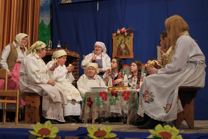 Obraz przedstawiający W niedzielę w Starym Dzikowie zobaczymy "Wątki Folkloru Ludowego"